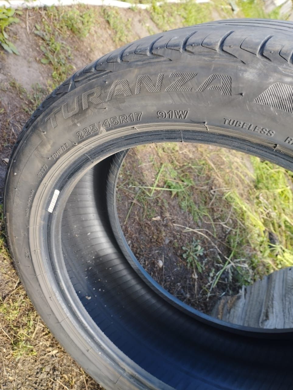225/45/17 bridgestone turanza t001