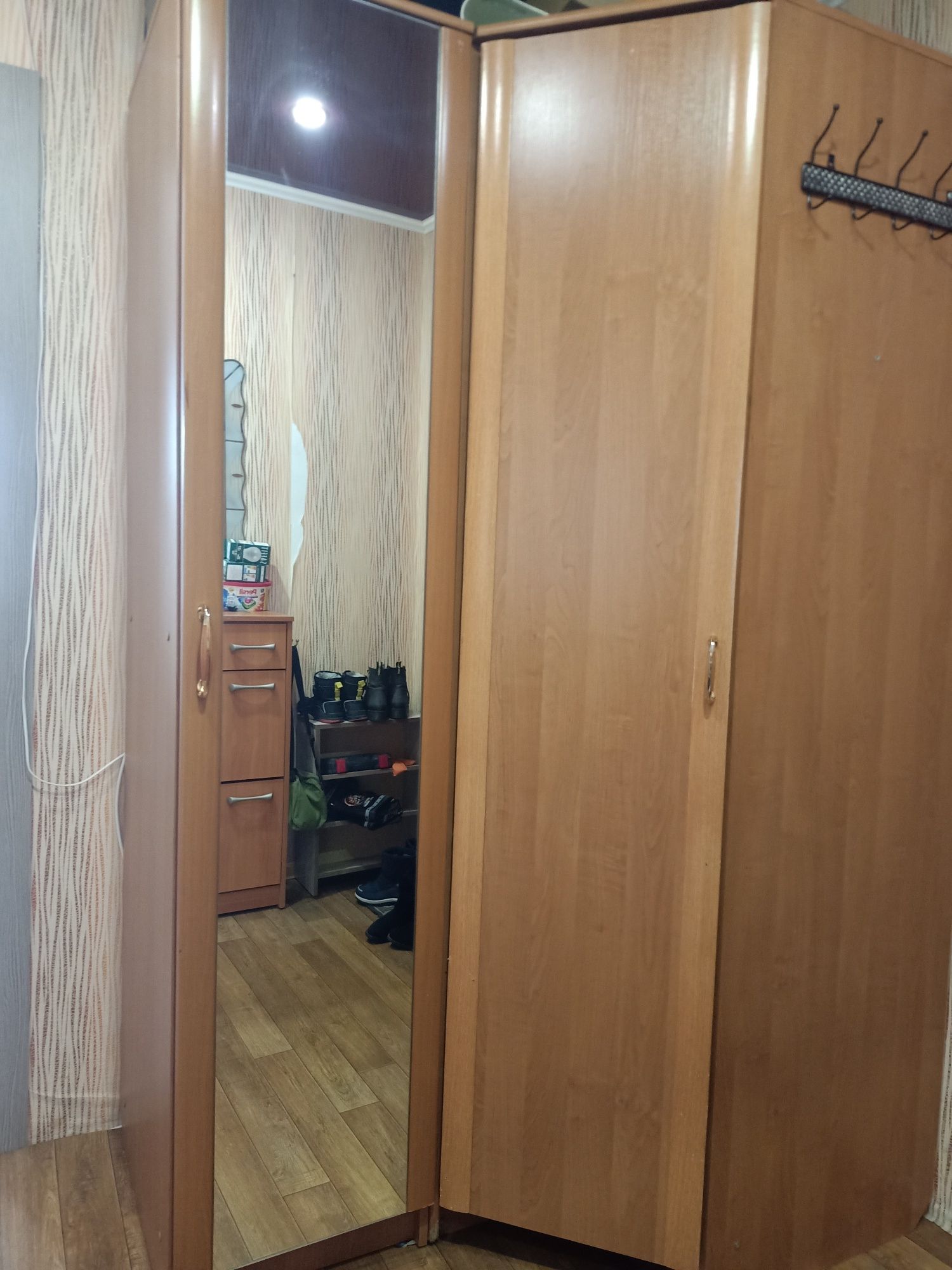 Продам угловой шкаф