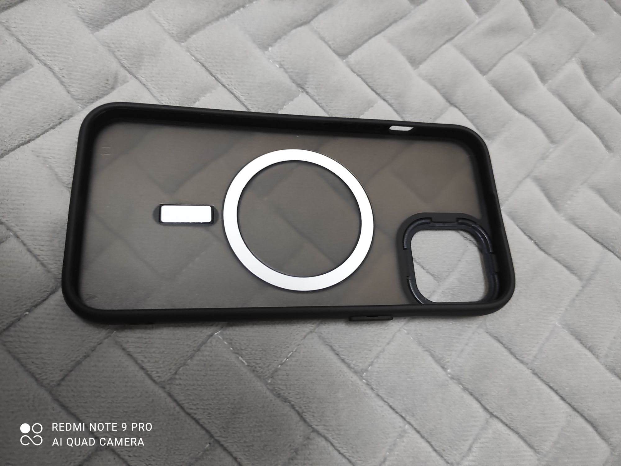 Продам чехол на iPhone 13.