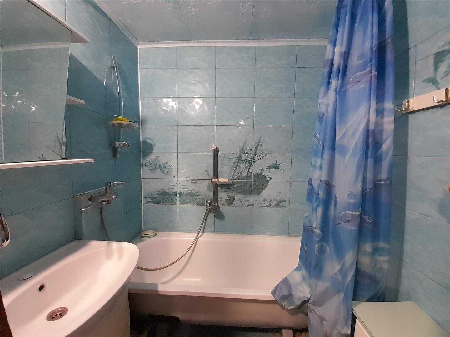 Продам 4 комн квартиру на 8 мкр на 1эт/9 эт