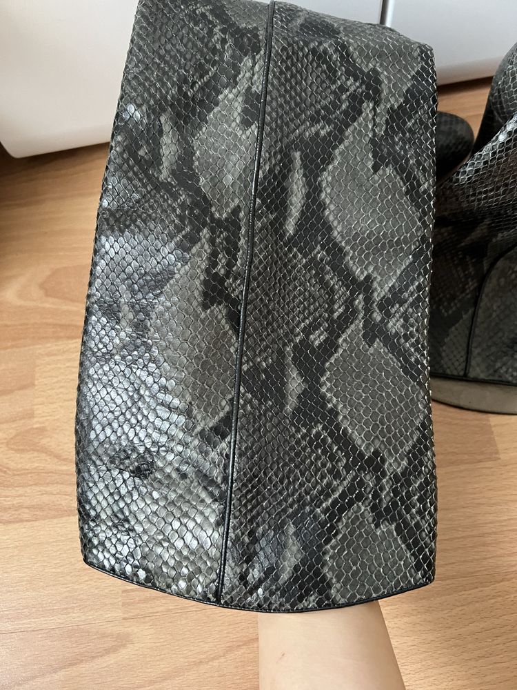 продаю сапоги из кожи питона