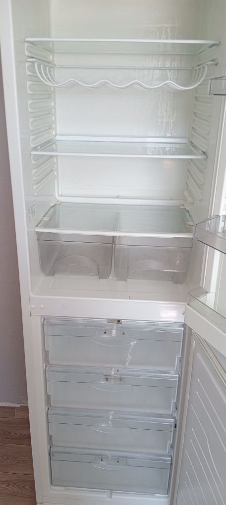 продам двухкамерный холодильник