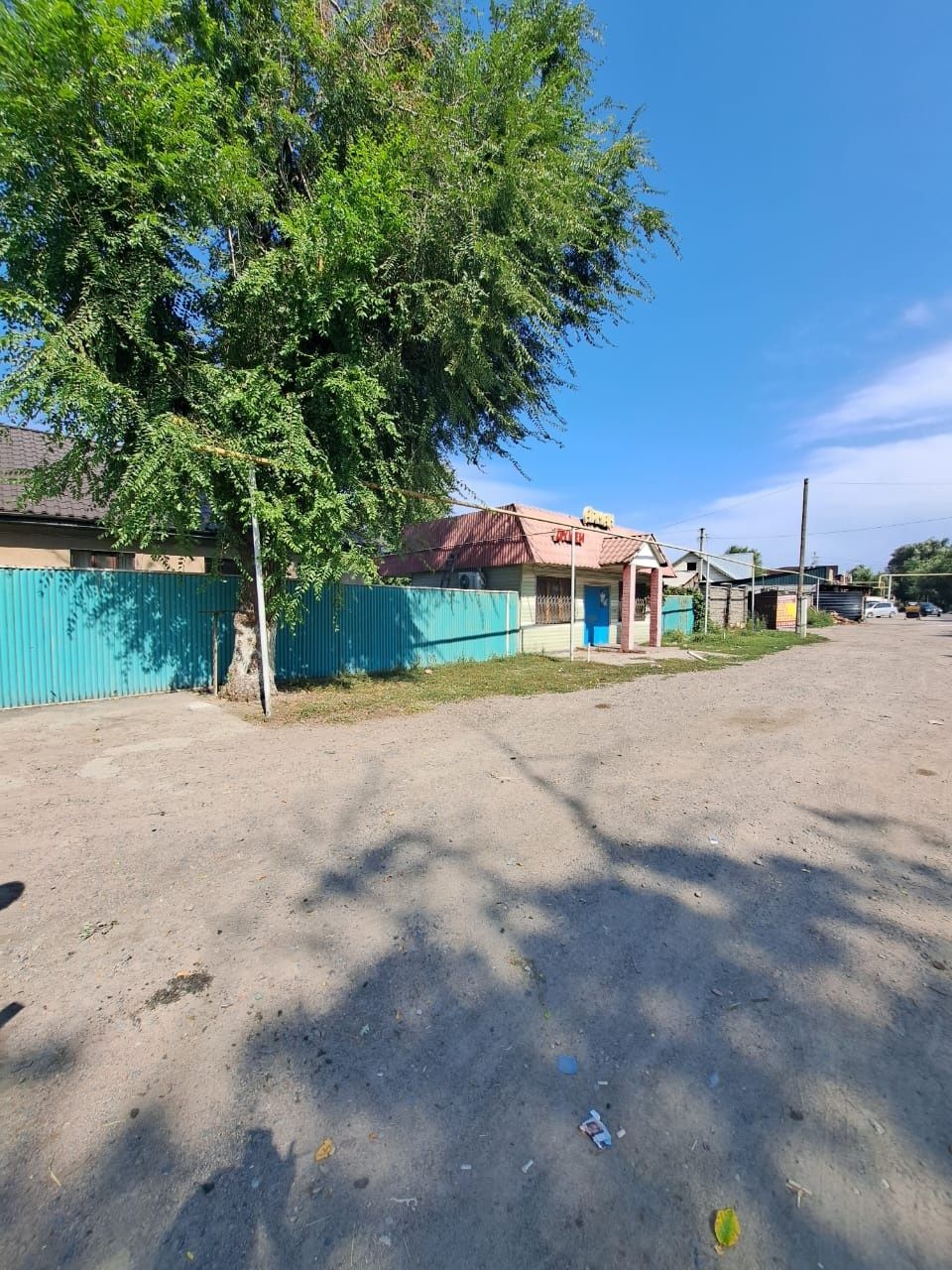 Продаётся  отдельный дом 4 ком. с магазином  Байсерке