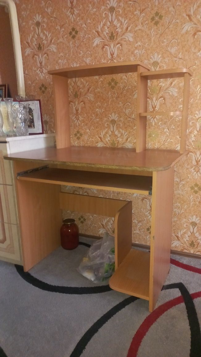 Компьютерный стол продам