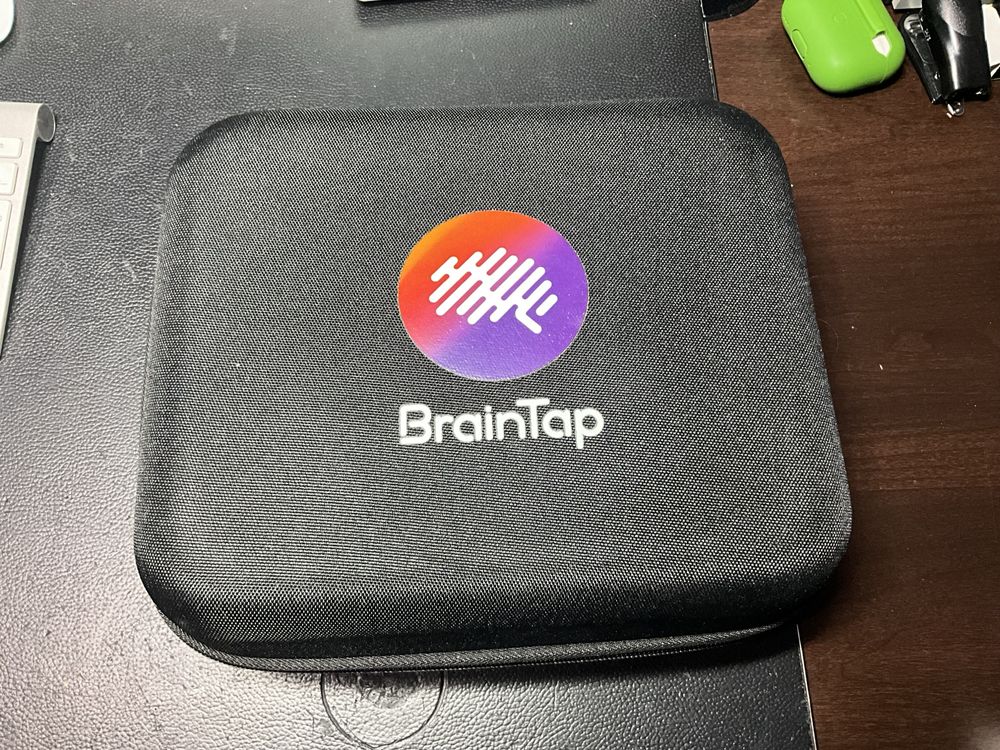 BrainTap гарнитура по работе с мозговыми волнами.