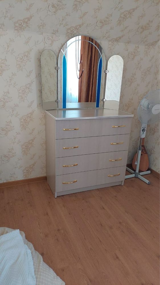 Кровать и туалетный столик
