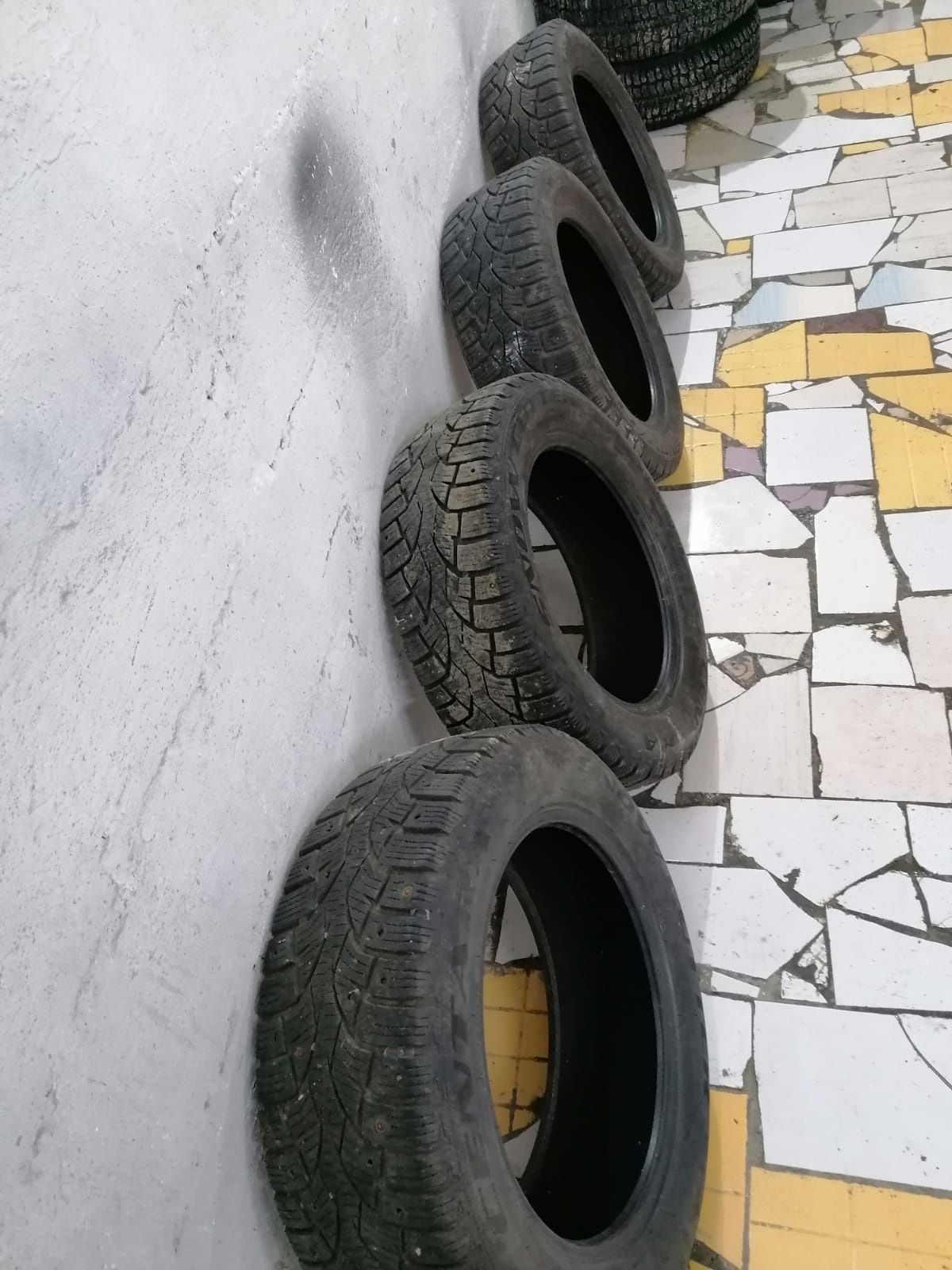 Продам комплект зимних шин 205/60/16.