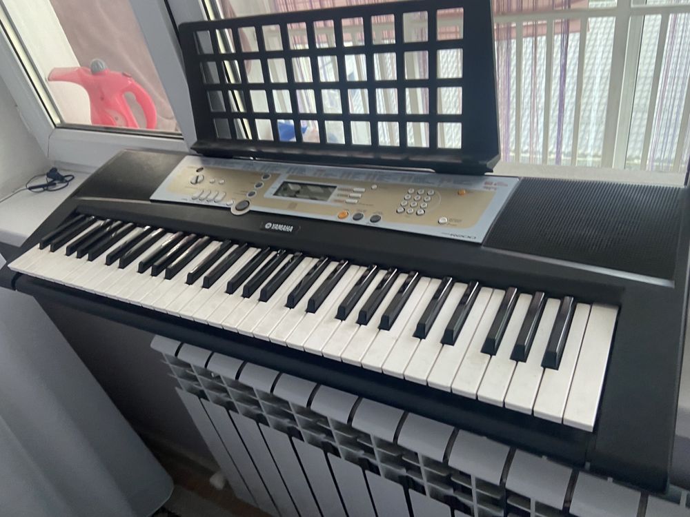 срочно синтезатор Yamaha PSR R200