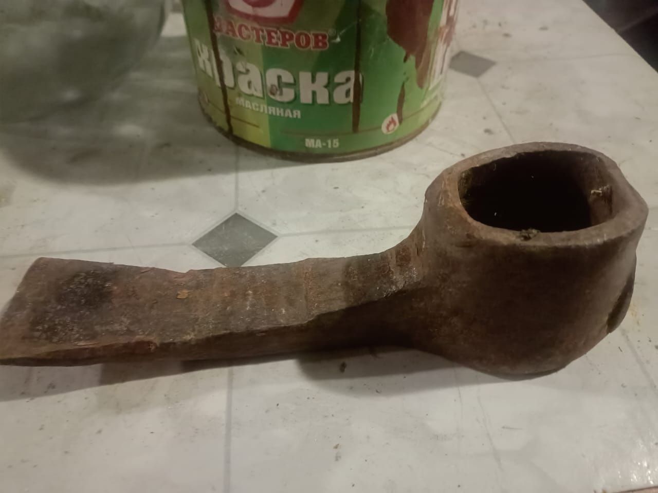 Продам старинную большую банку и старинный инструмент по фото видно.