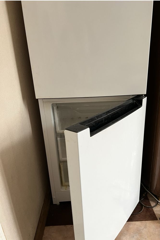 Продам холодильник Indesit в отличном состоянии. В эксплуатации 3 года
