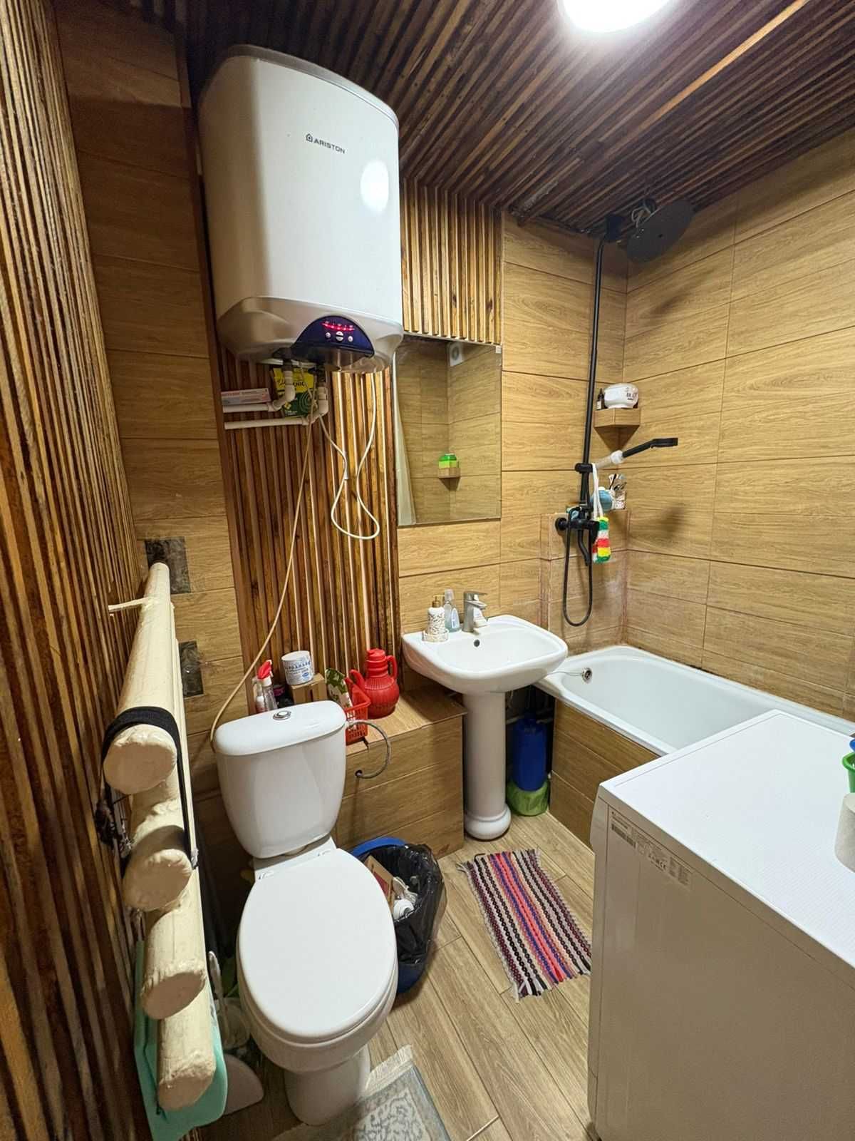 Продам 3 комнатную  квартиру  по Абая  5/5 эт