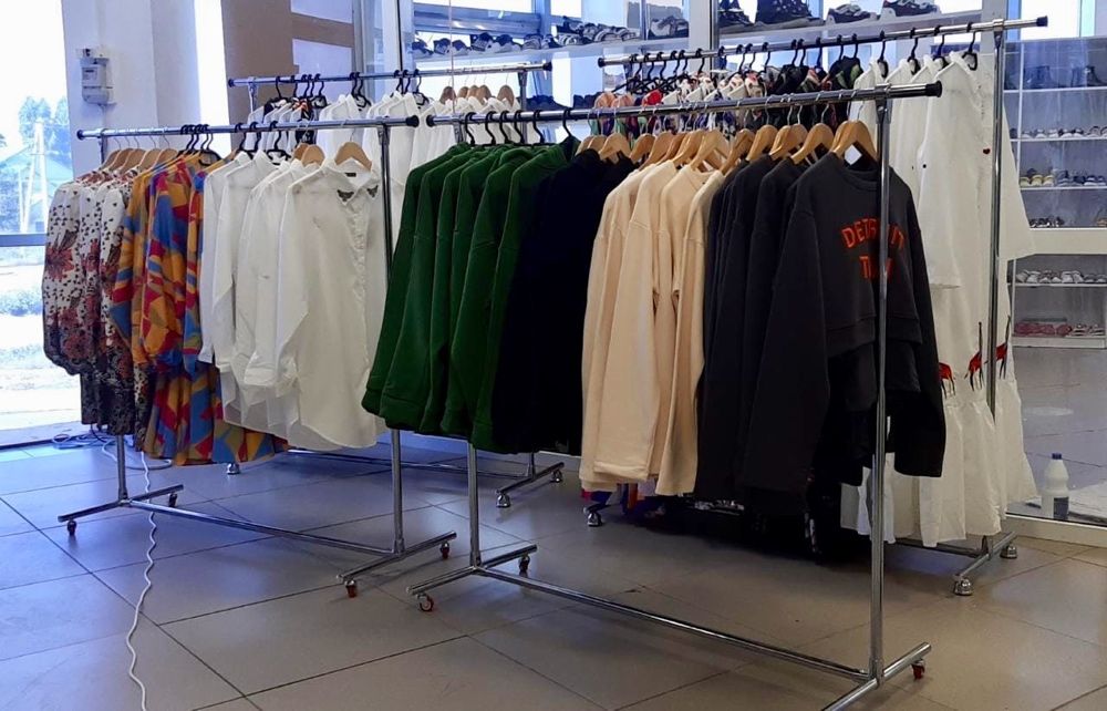Стойки для одежды на роликах, декоративных ножках