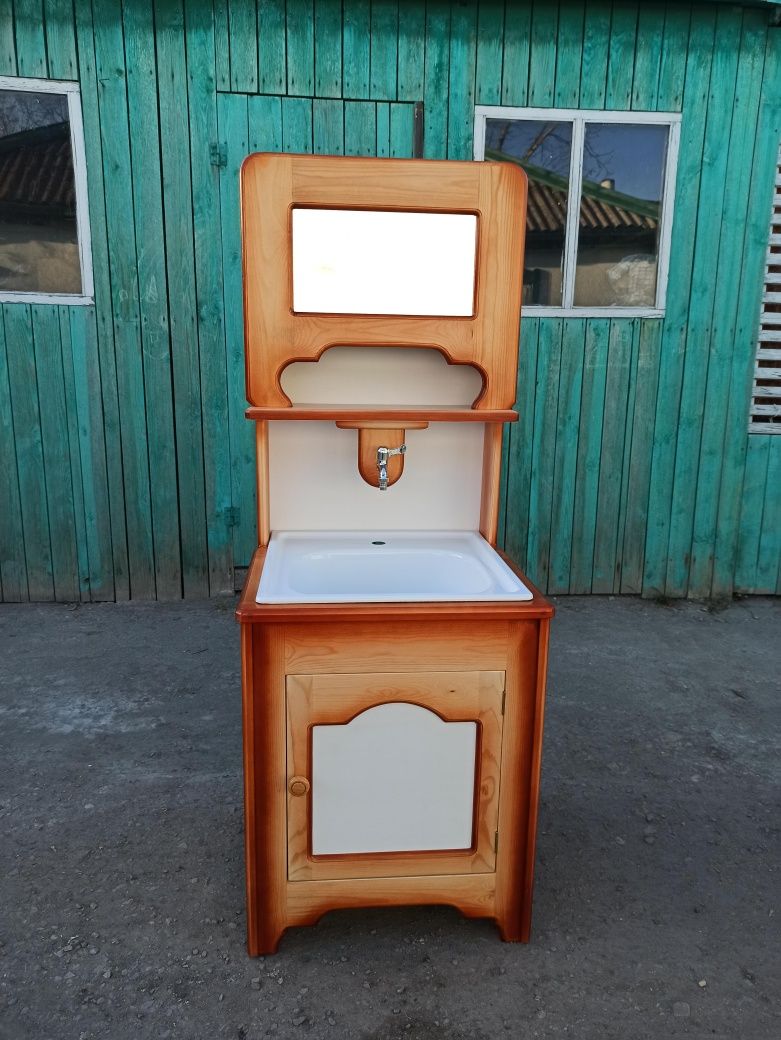Продам деревянный лакированный умывальник.Ручная работа.