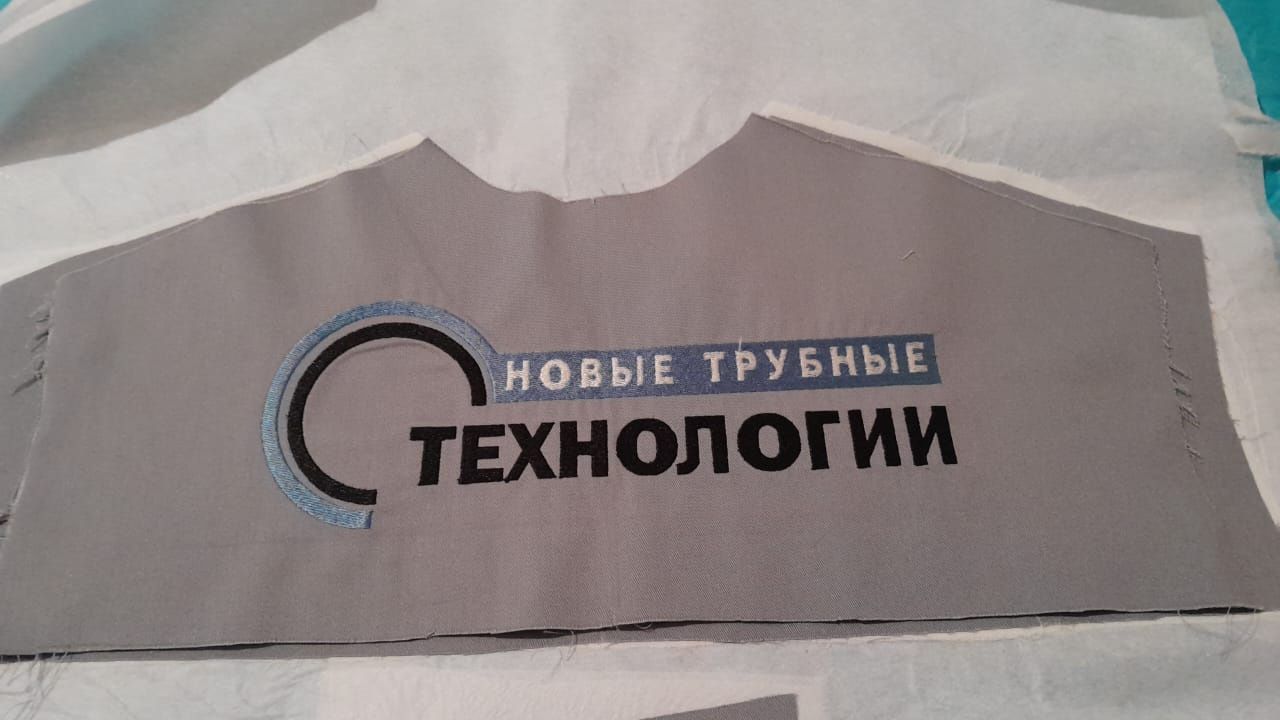 Принт на одежде дтф печать и вышивка  логотипов