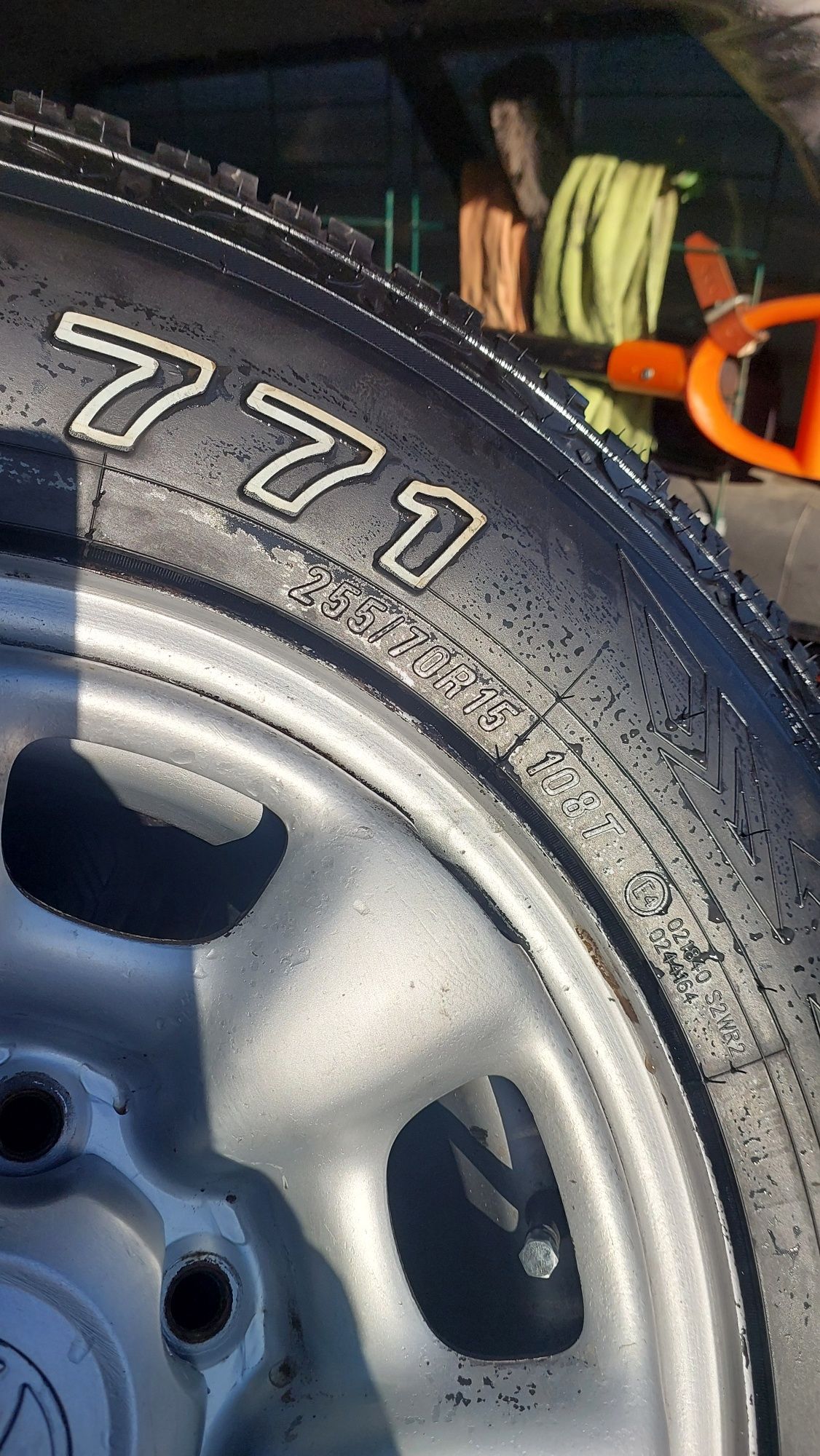 Продам 2 балона Максис Браво 771 АТ