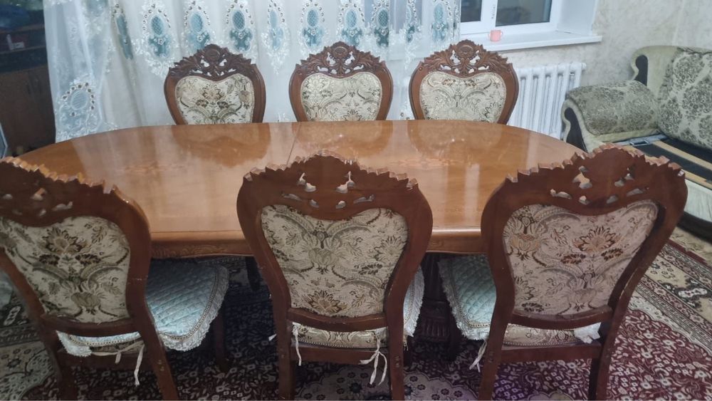 Деревянный стол  со стульями для гостинной