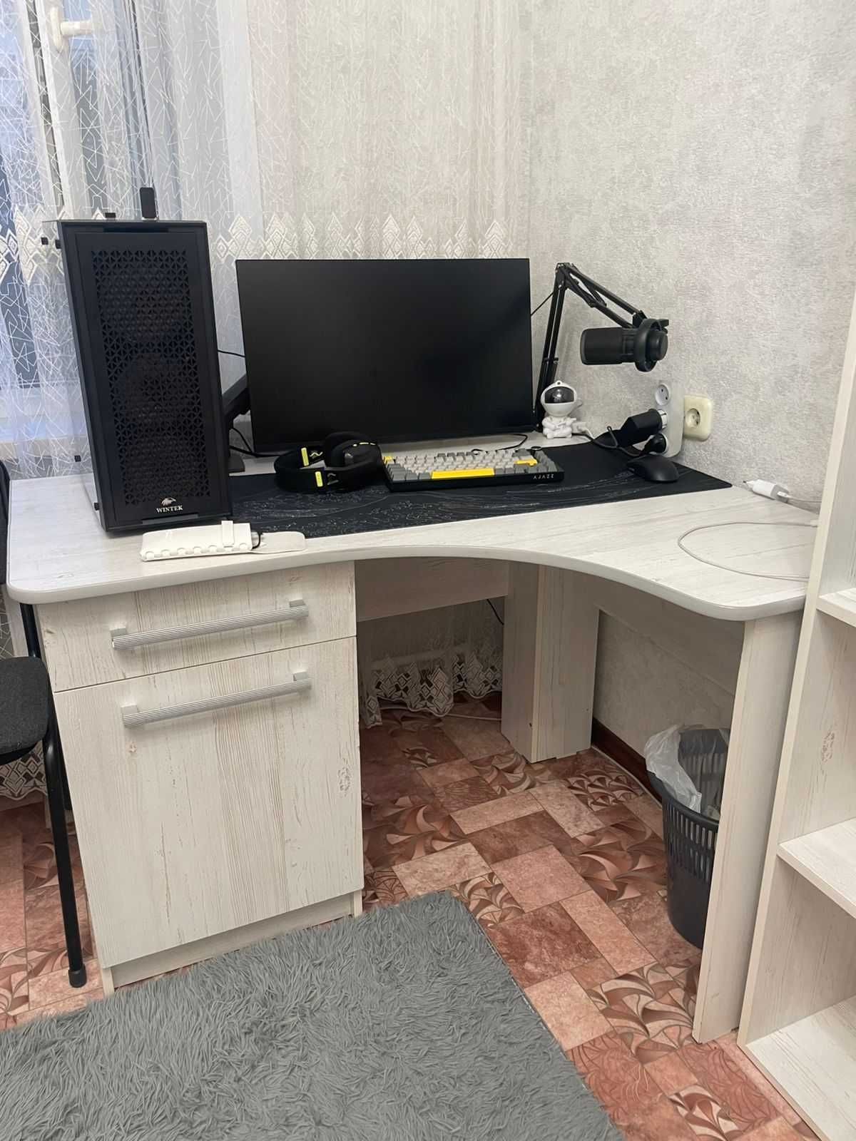 Белый стол для комноты