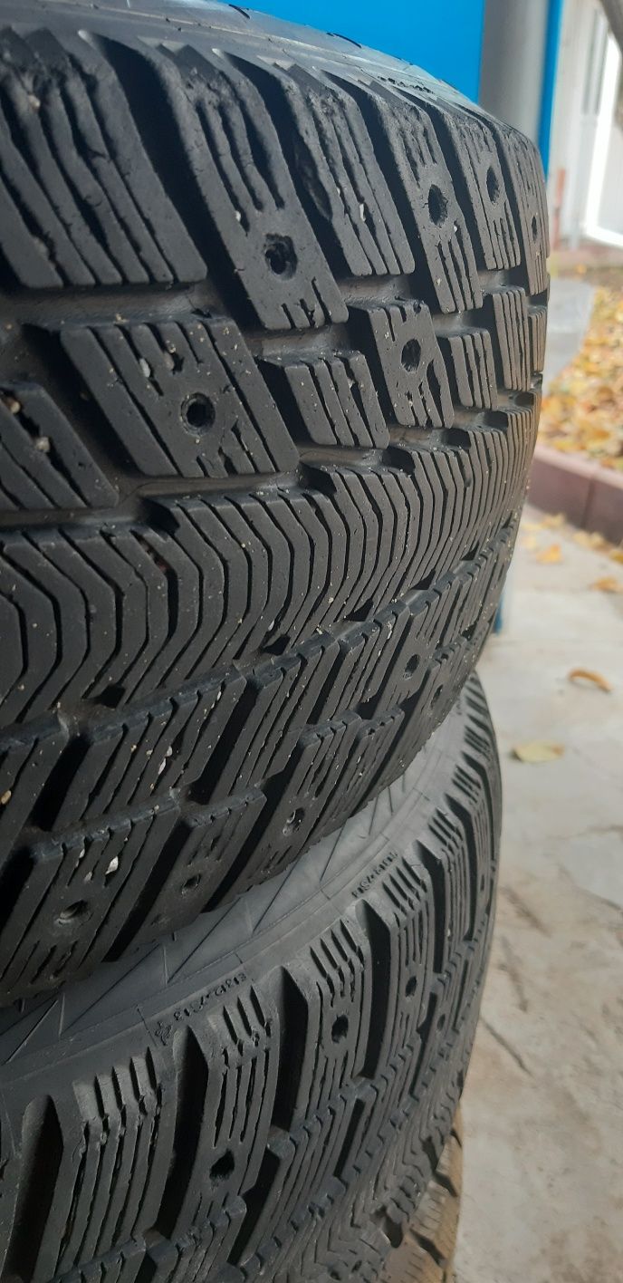 Продам зимние шины размер 215/65/15. Продам только комплект.