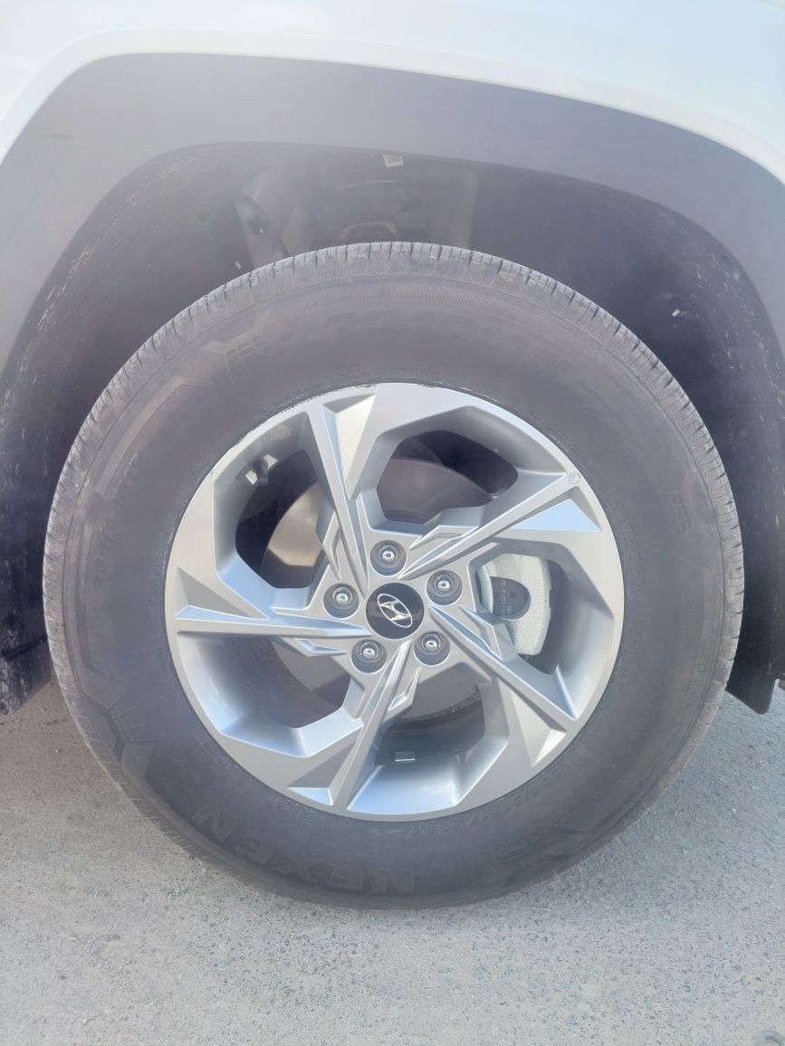 Продам качественную Корейскую резину фирмы Nexen Roadian GTX 235/65/17