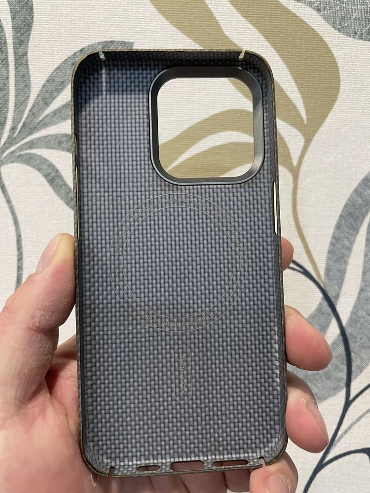Продам чехол Benks для iphone 15 pro карбон keephone  100%