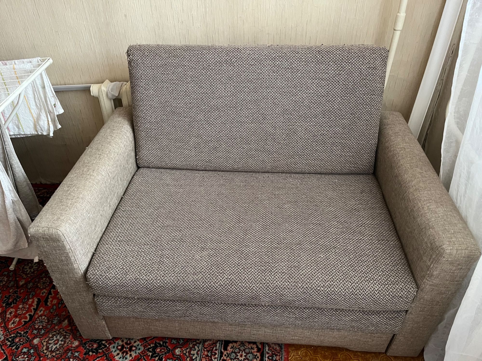 Продам небольшой диван и кресло