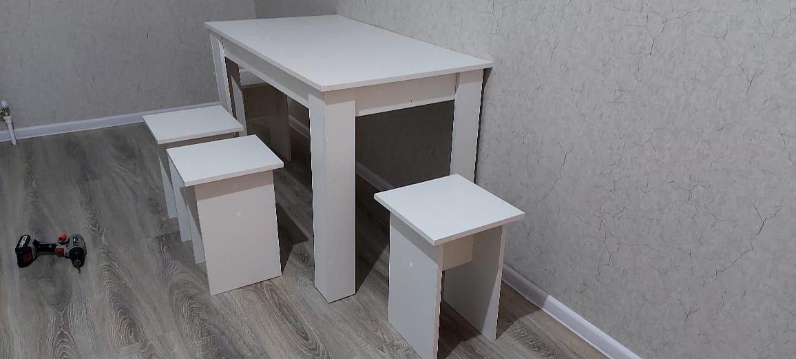 Кухонные столы и табуретки новые