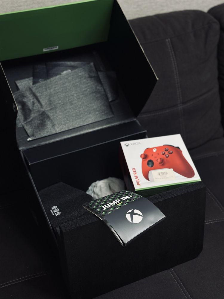 Xbox series X 1tb 2 джойстика