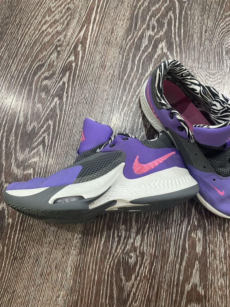 Кроссовки «NIKE»