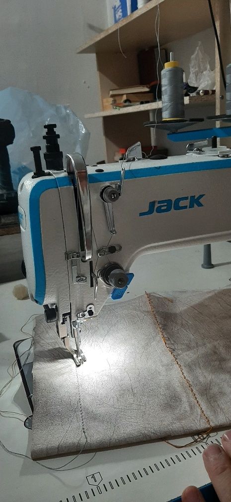 Продам швейная машинка жаак