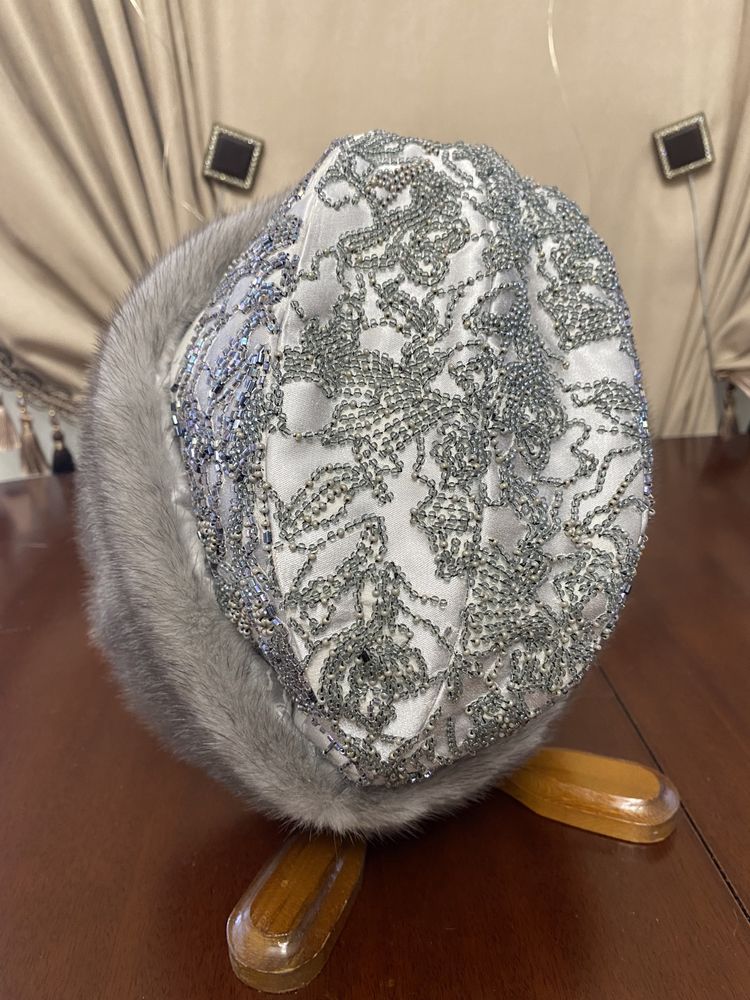 Зимняя женская шапка