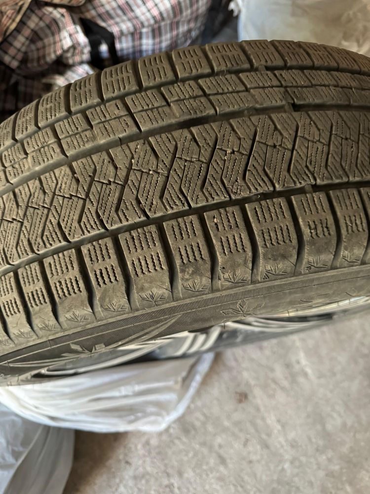 Продам диски с зимней резиной 235/55/R19