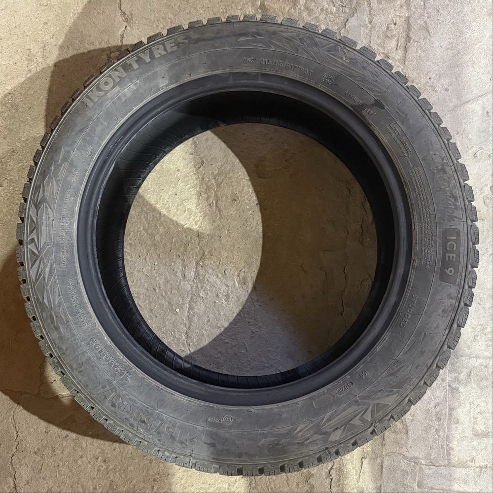 Продам комплект зимней шипованный резины 215/55/17