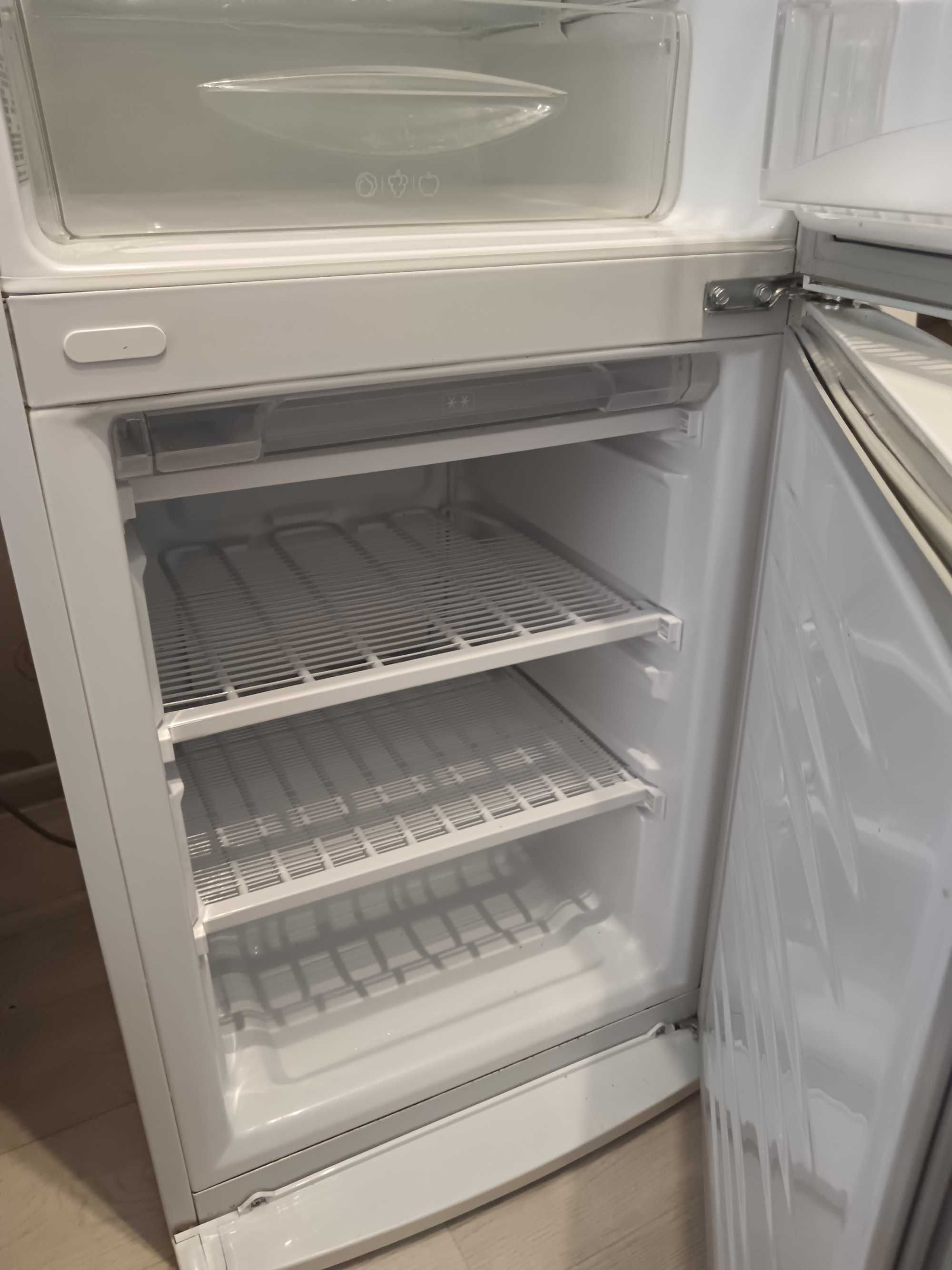 Продам недорого хороший холодильник