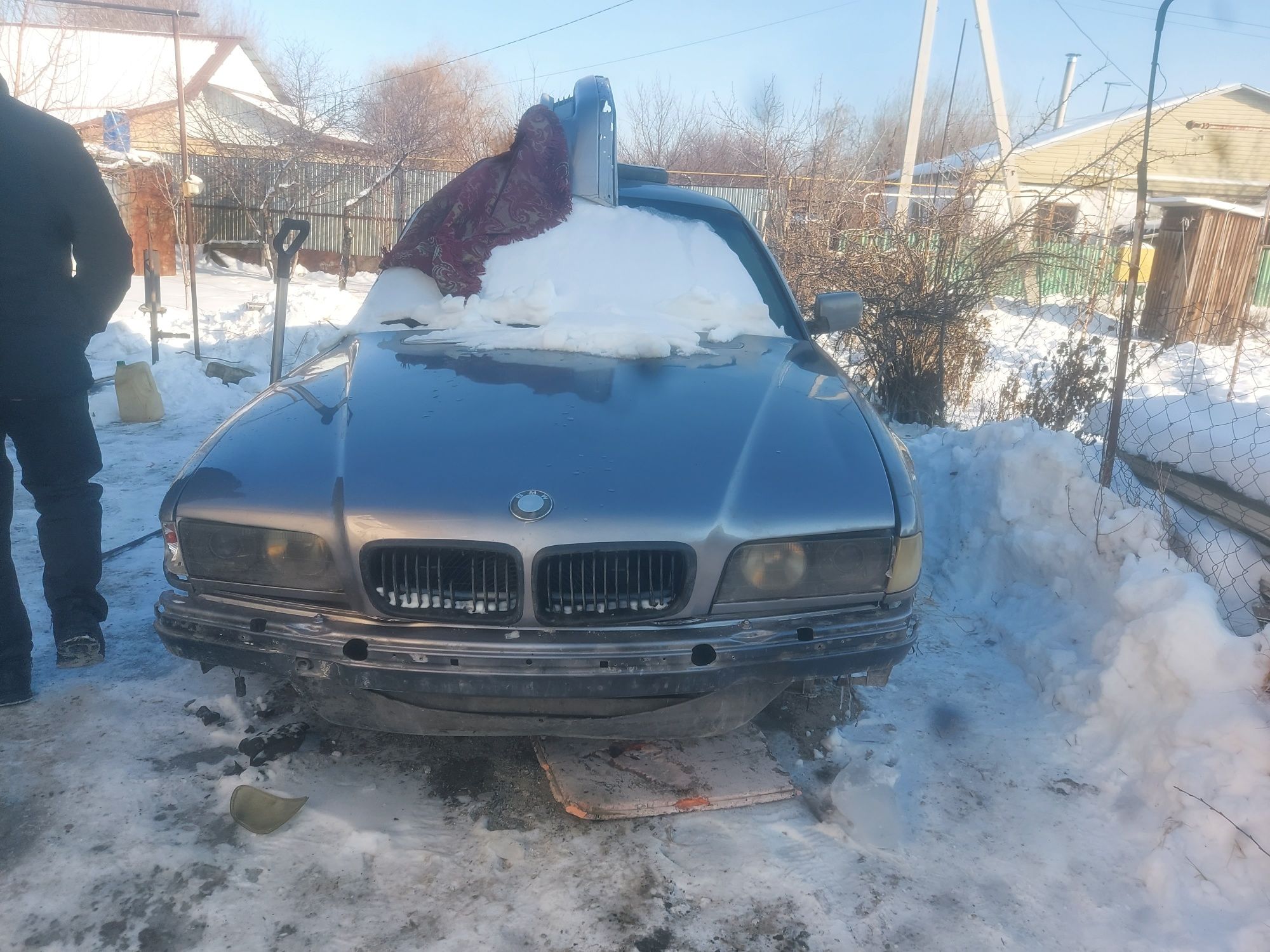 Бмв е38  728i на разбор есть все