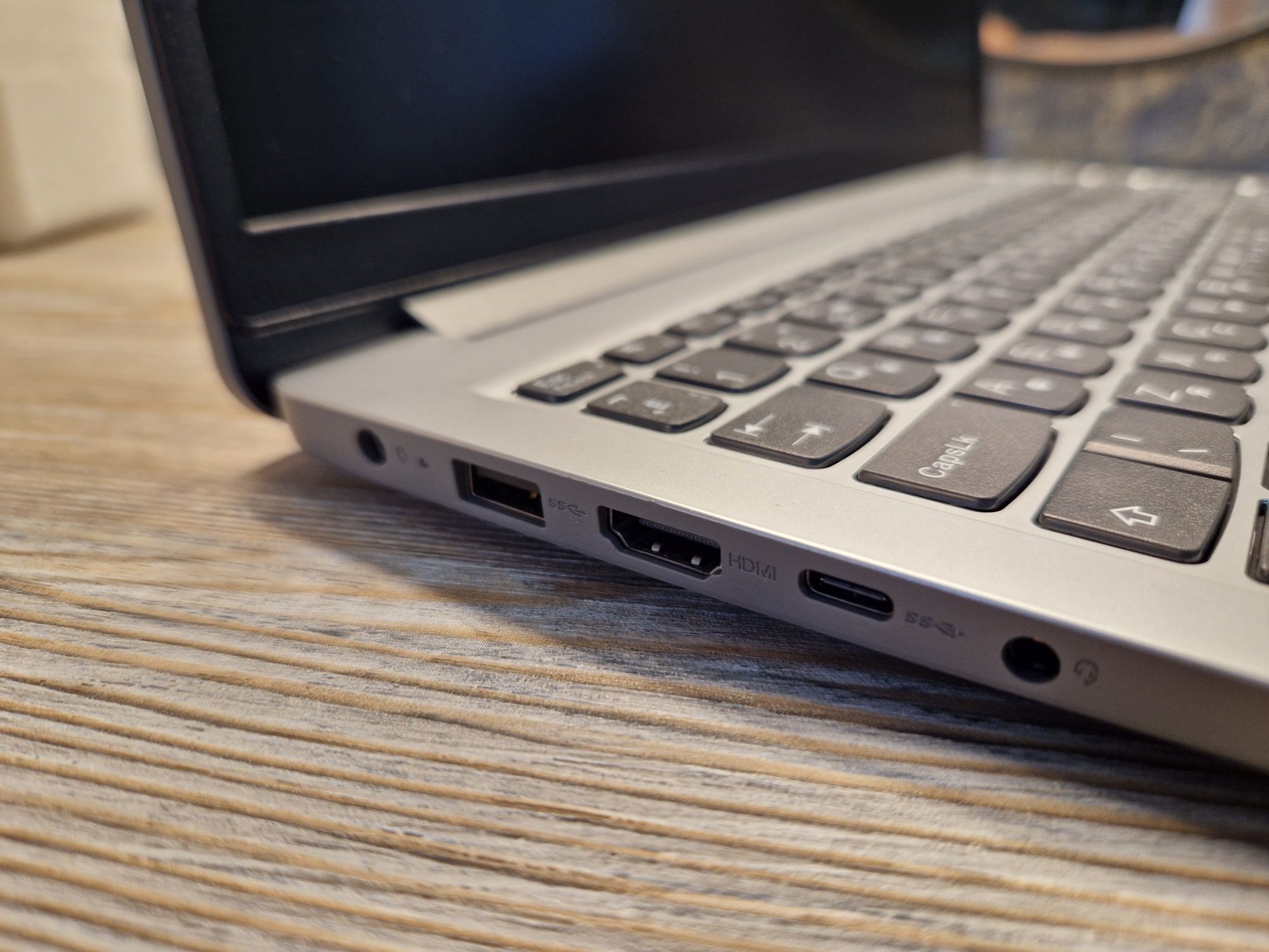 В коробке Lenovo idiapad1 15IGL7 полный комплект