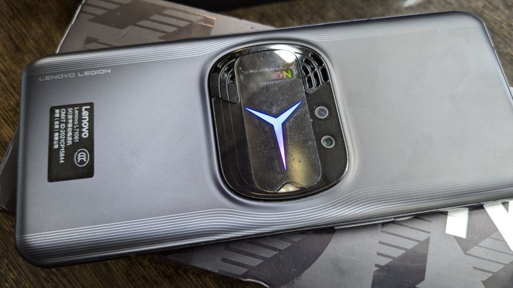 Игровой смартфон Lenovo Legion Y90