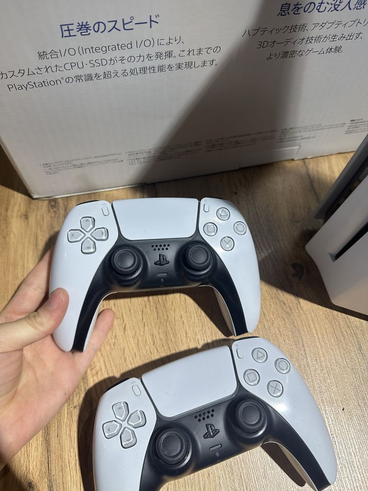 Продается PlayStation 5 с зарядкой для джойстиков