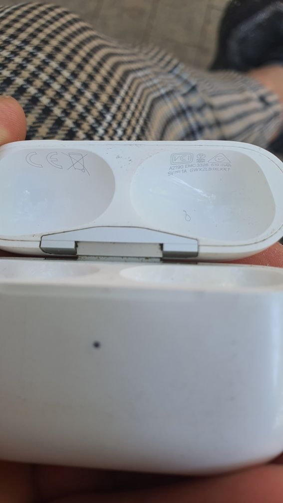 Продам кейс оригинал от airpods pro