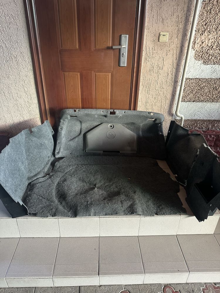 Продам комплект обшивок багажника на Бмв Е34