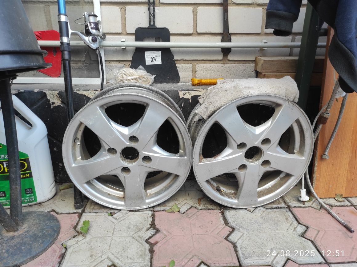 Продам 4 диска  с шинами 2 зимних 2 летних разболтовка 4*114.3