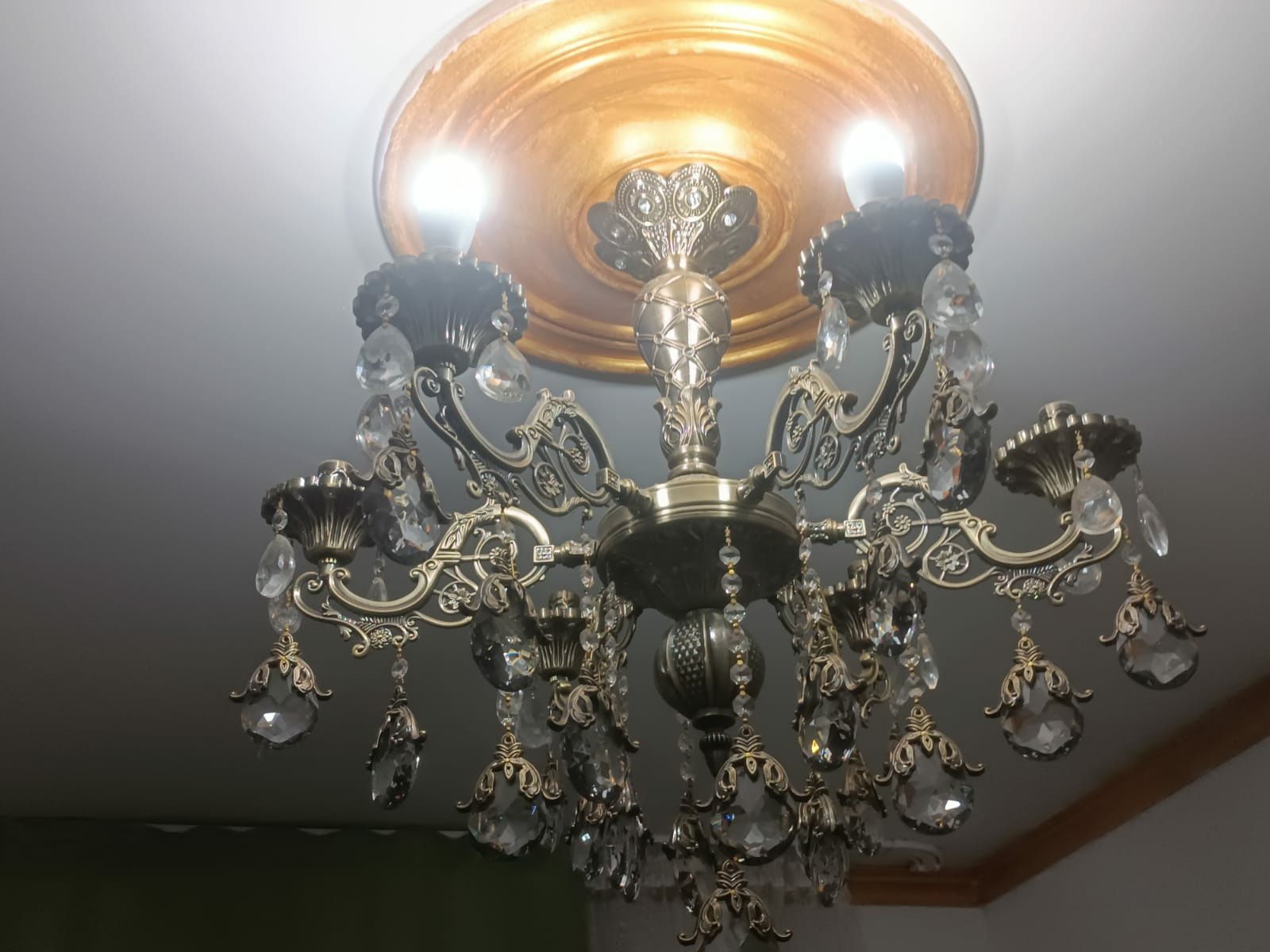 2 одинаковых люстры, люстра