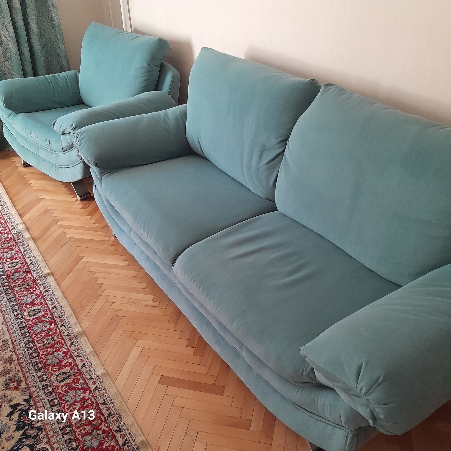 Продам диван и 2 кресла.