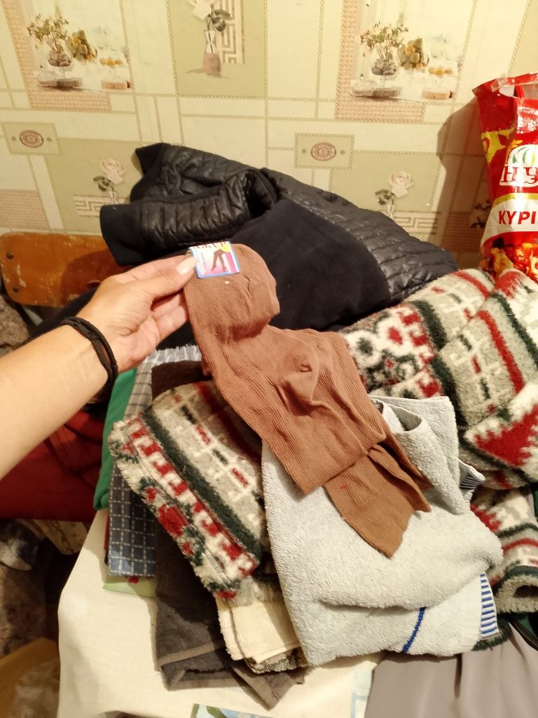 Отдам даром вещи на женщину
