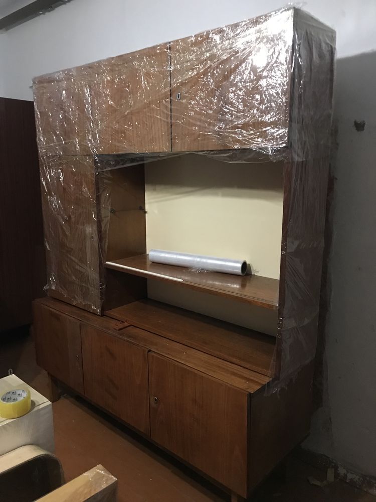 Продам сервант со стеклянными полками