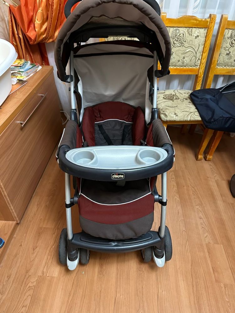 Коляска chicco. Также есть столик, еще одна коляска и санки