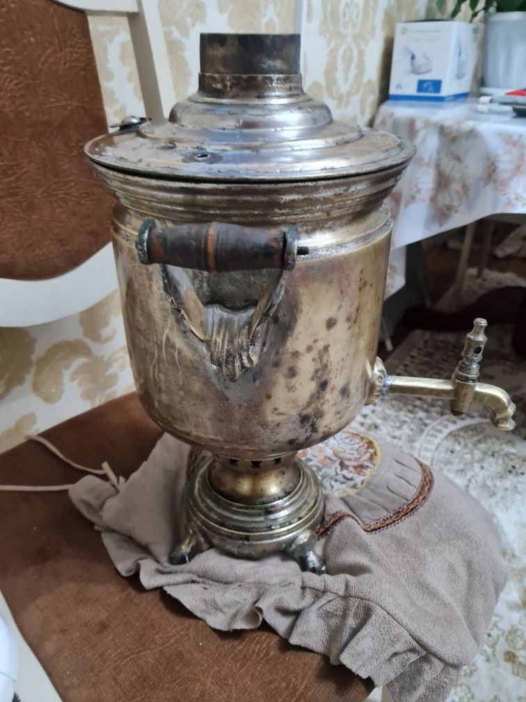Продам самовар 1946 года. 5 литров. Рабочий. Не течет.