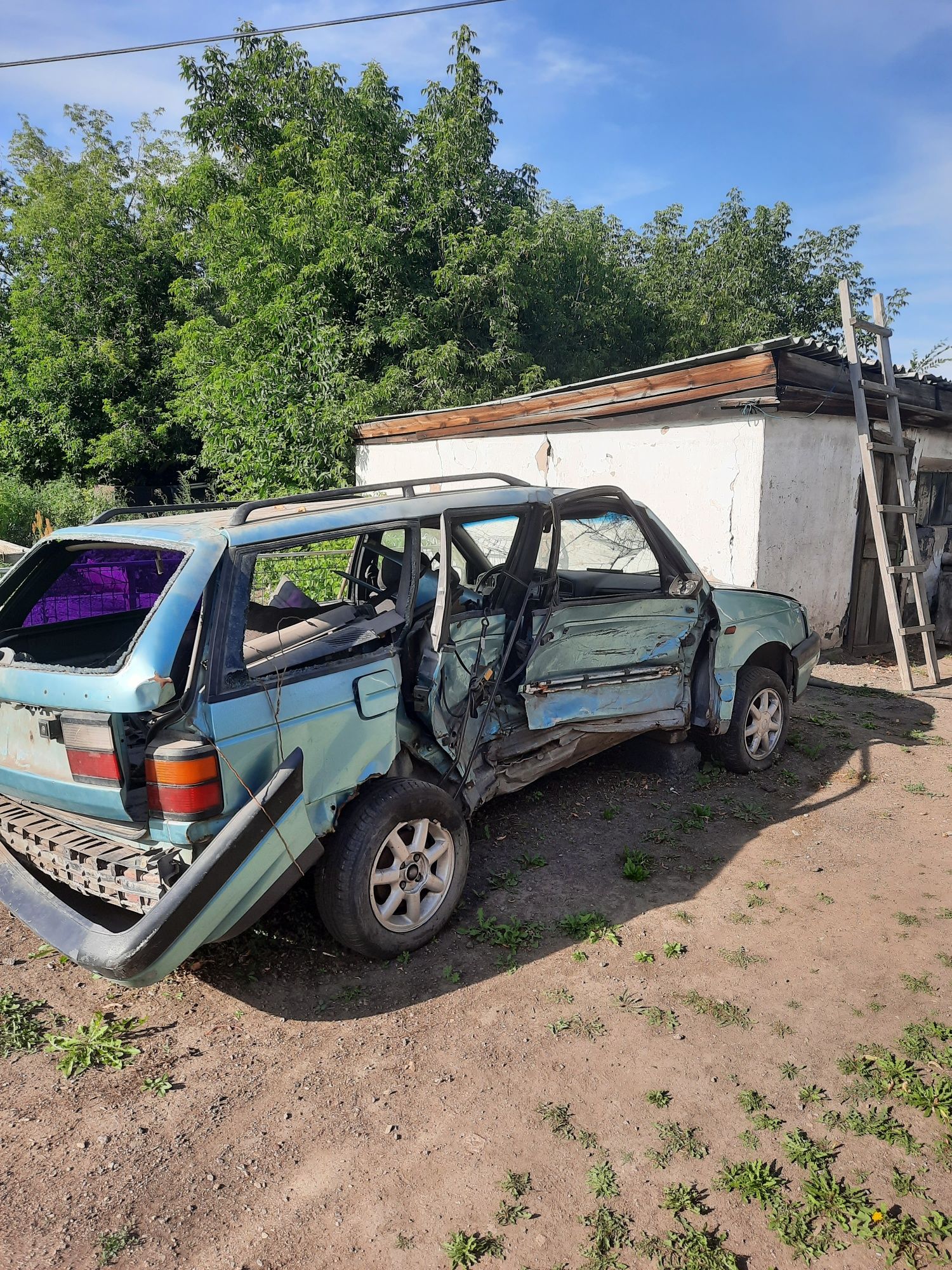 Продаю аварийный пассат б3