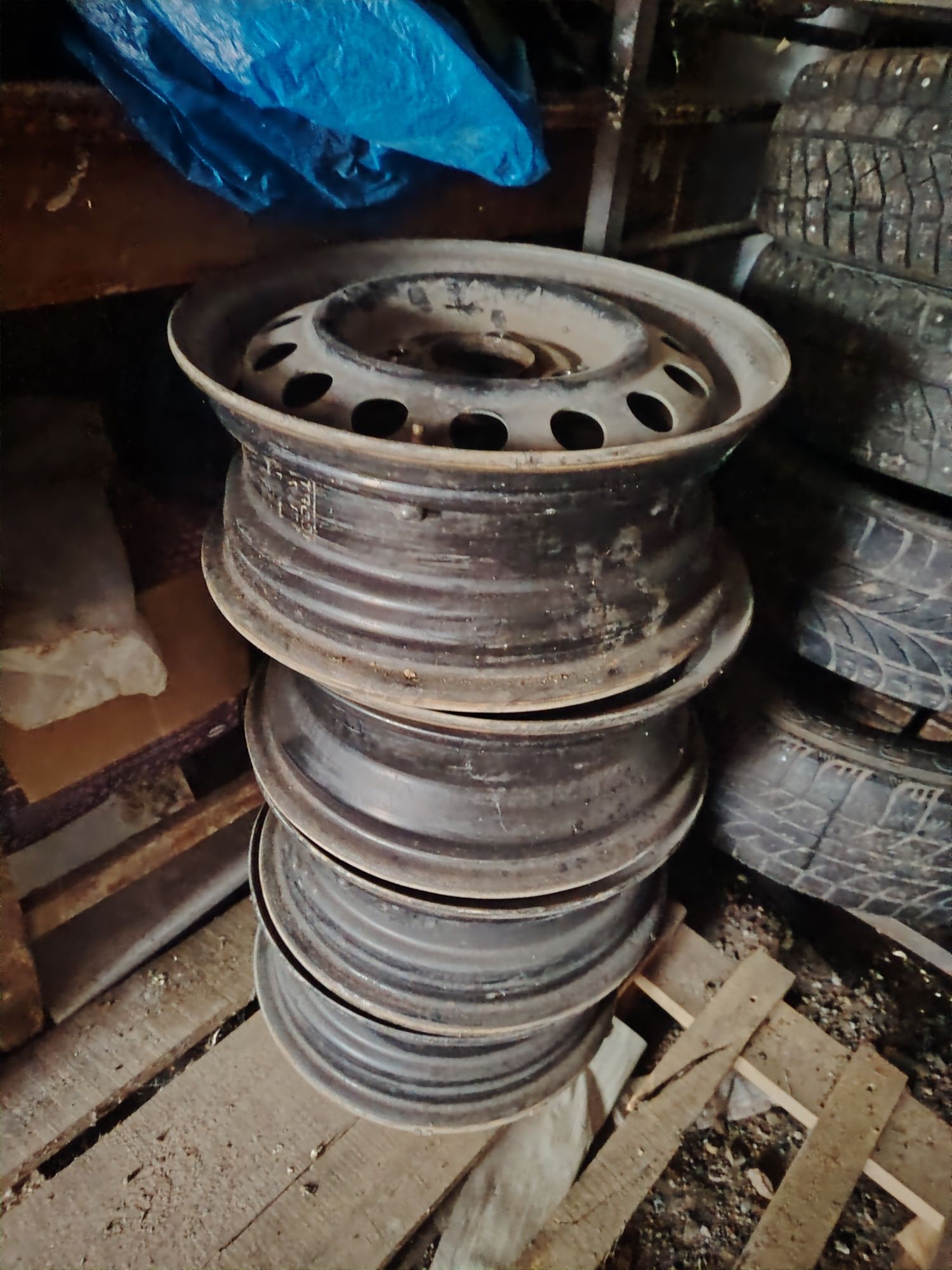 Продам покрышки, колеса и диски с колпаками.
