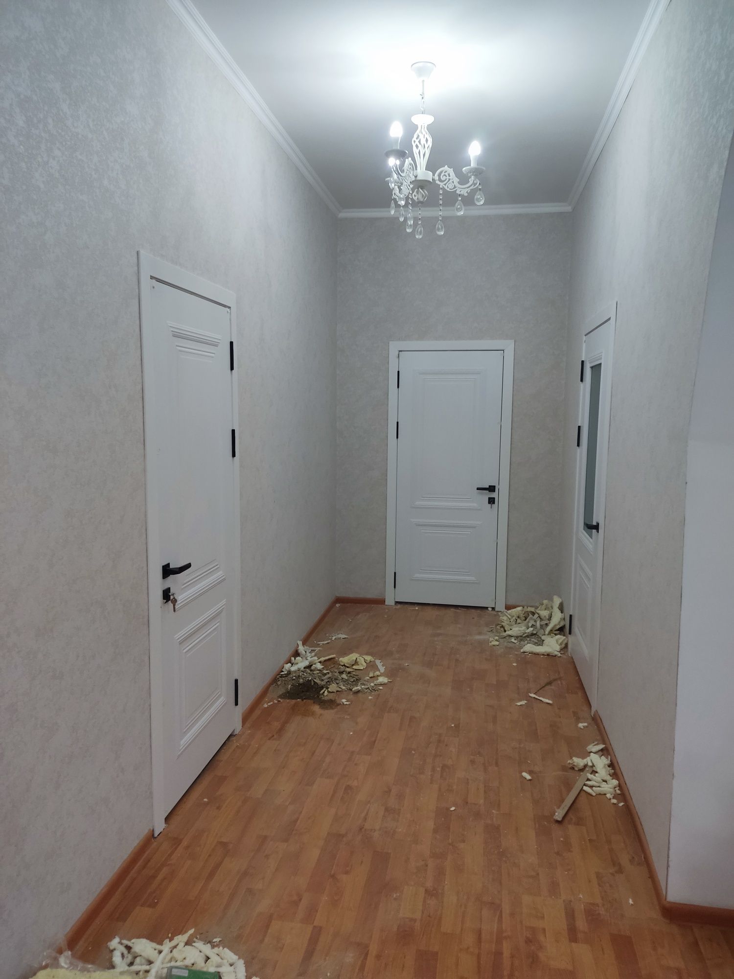 Установка межкомнатных и наружных дверей