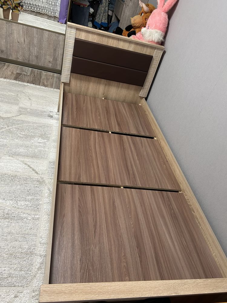 Продам кровать полуторку